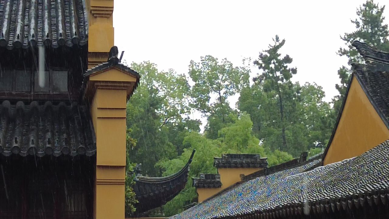  寺庙下雨素材苏州北寺塔实拍