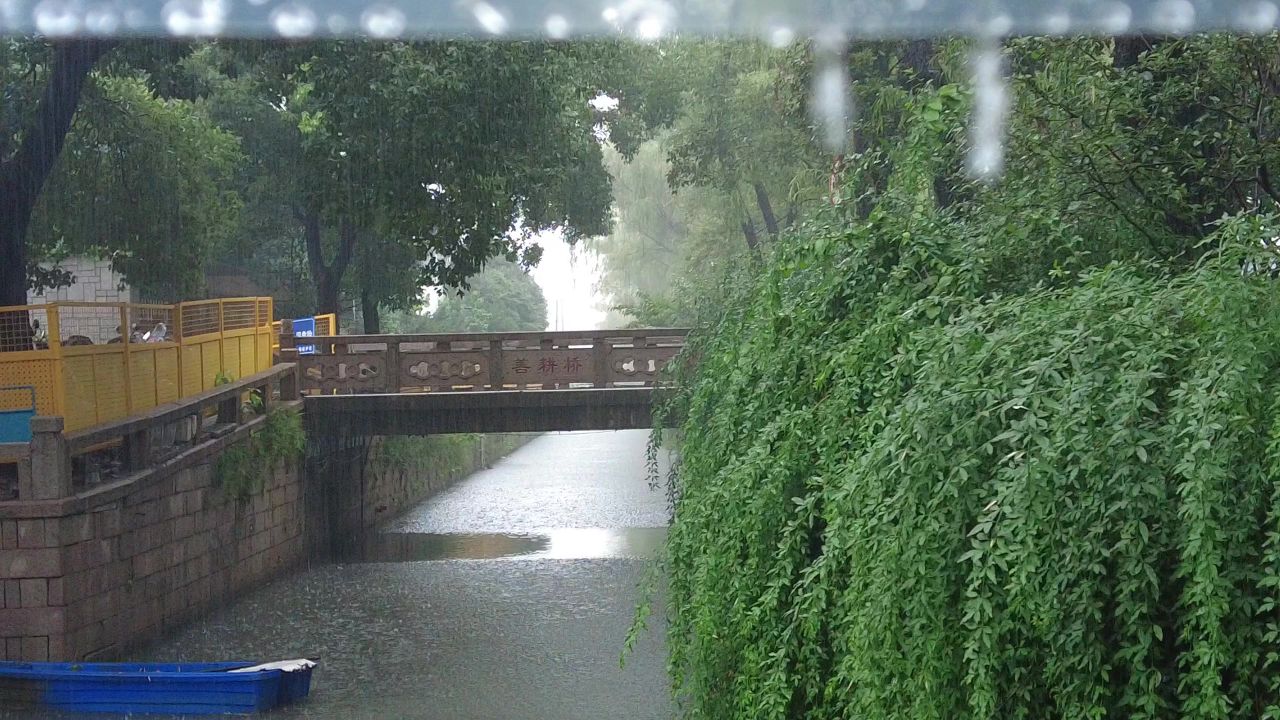 下雨素材雨水雨滴实拍 