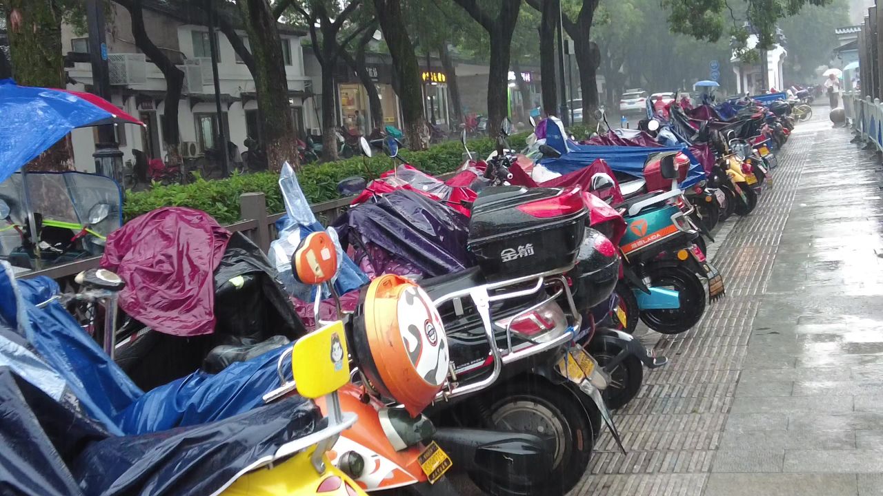 下雨素材雨水雨滴实拍 