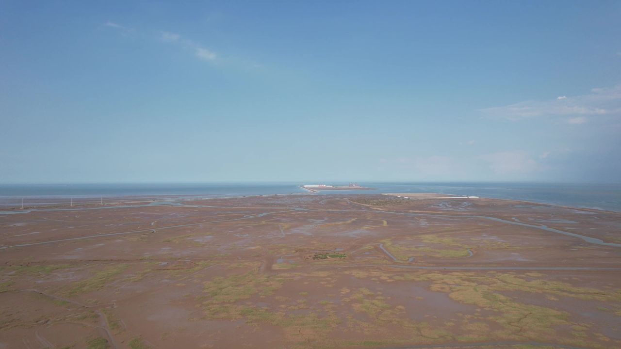 大海海边沙滩风力发电风车航拍