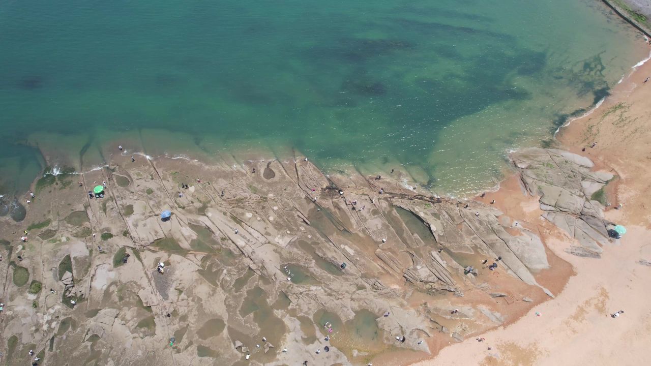 大海海洋沙滩礁石海岛自然风光航拍 