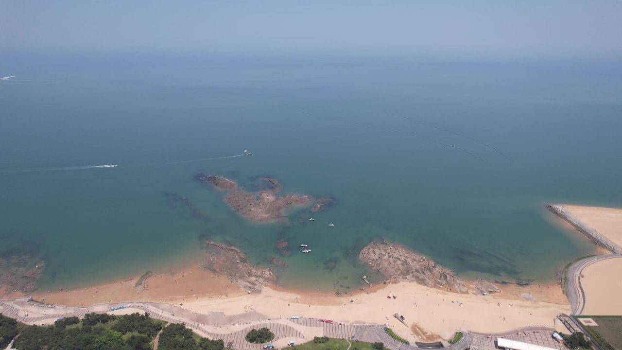 大海海洋沙滩礁石海岛自然风光航拍 