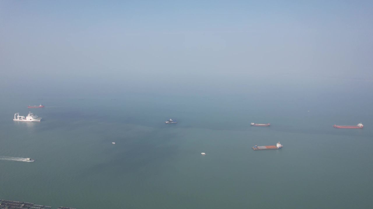 大海海洋沙滩礁石海岛自然风光航拍 