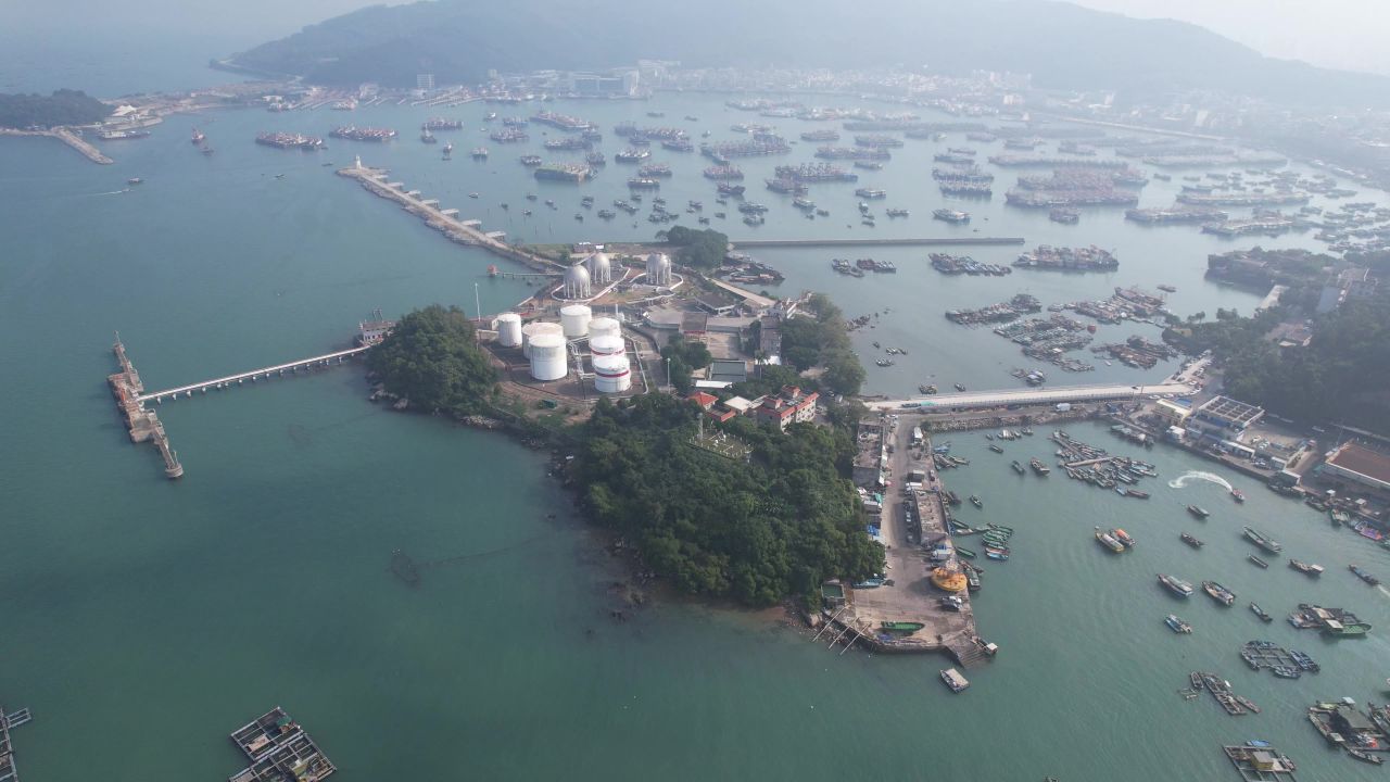 蓝色海洋大海海鲜养殖基地航拍 