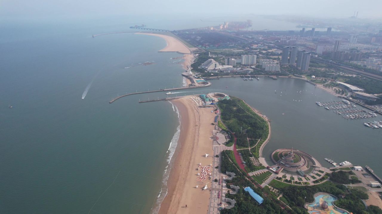 大海海洋沙滩礁石海岛自然风光航拍 