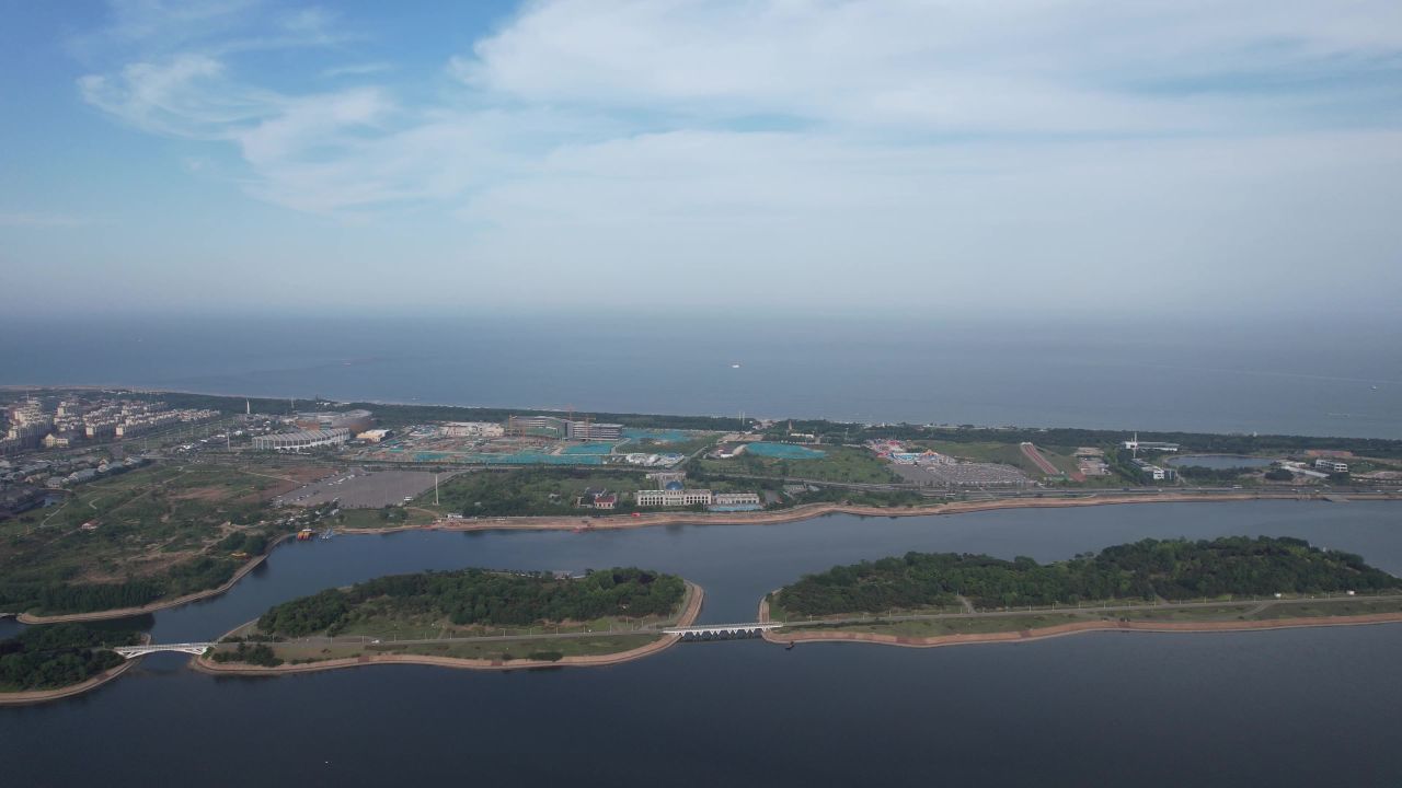 山东日照城市风光大海海洋沙滩城市高楼航拍 