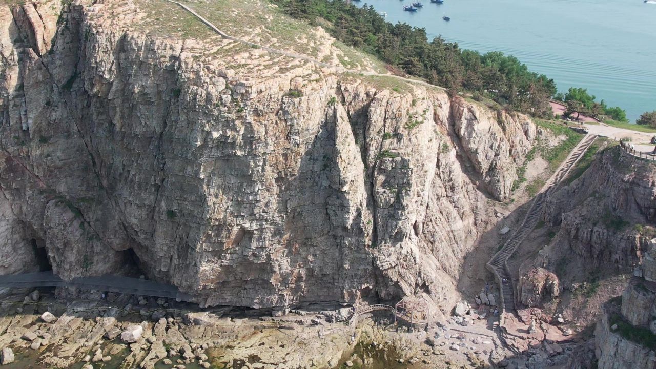 大海海洋沙滩礁石海岛自然风光航拍 