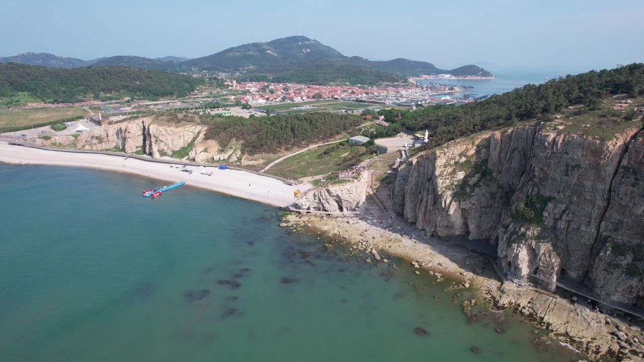 大海海洋沙滩礁石海岛自然风光航拍 