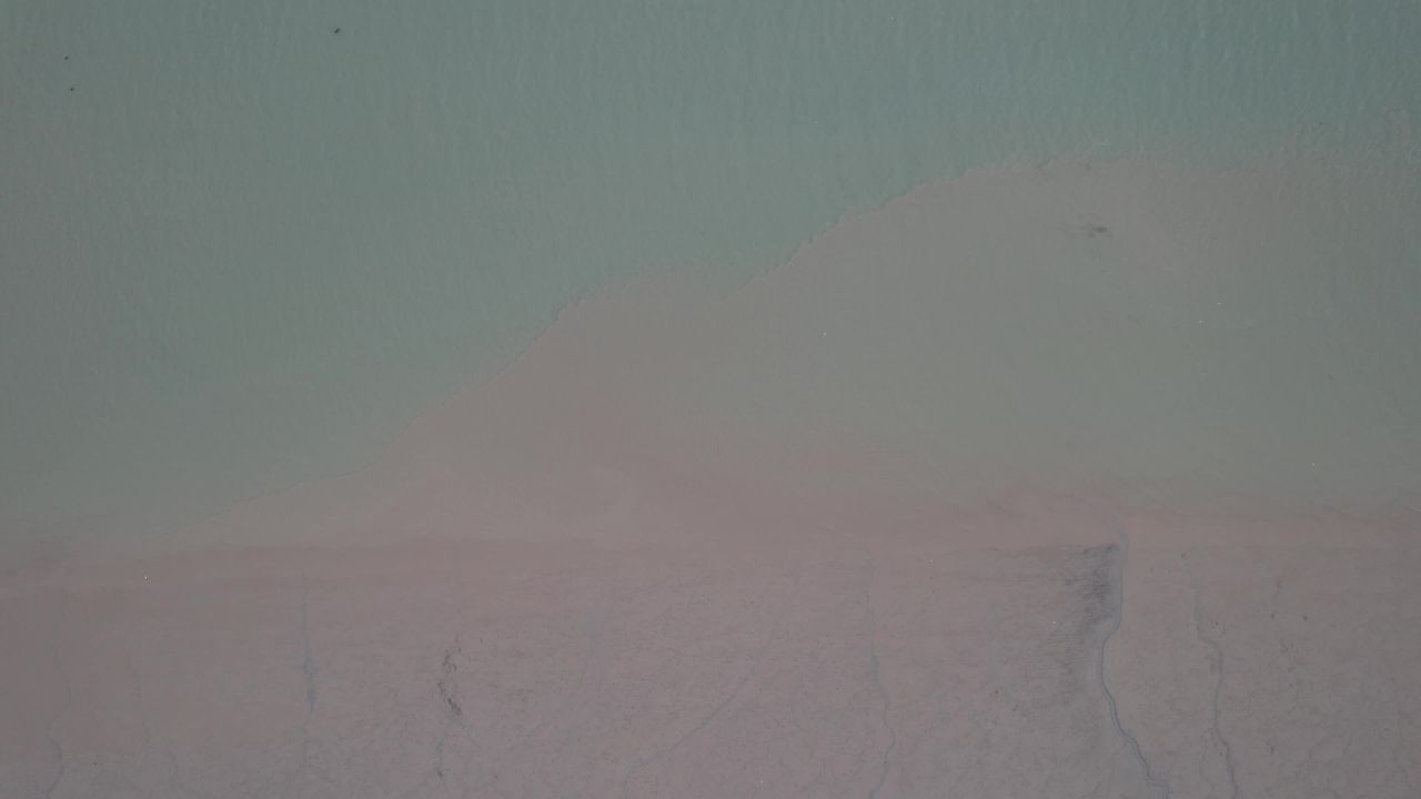 退潮后大海海浪沙滩航拍