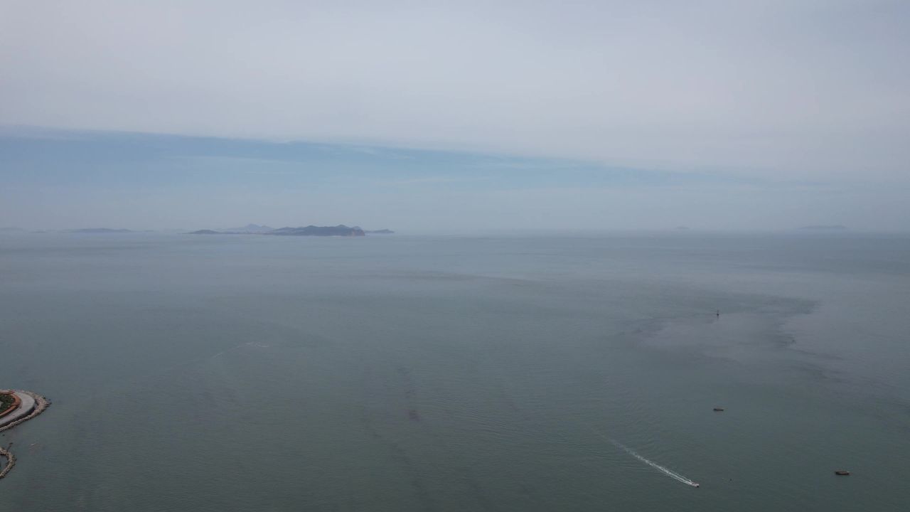 一望无际蓝色大海海洋风景航拍