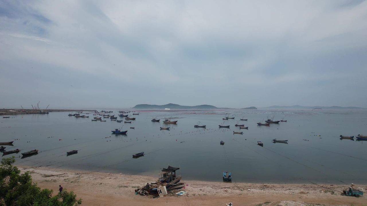 一望无际蓝色大海海洋风景航拍