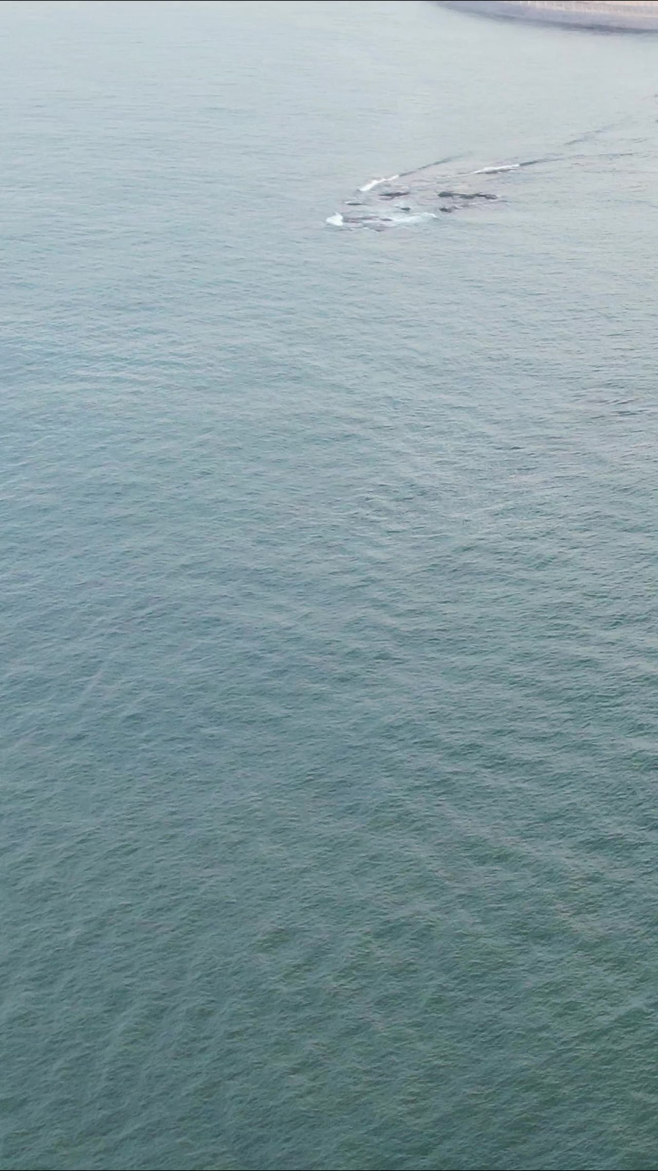大海海浪沙滩风景浪花竖屏航拍  
