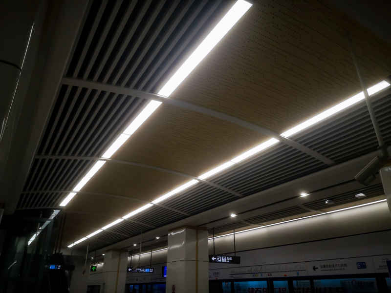 地铁站交通电梯扶梯摄影图 