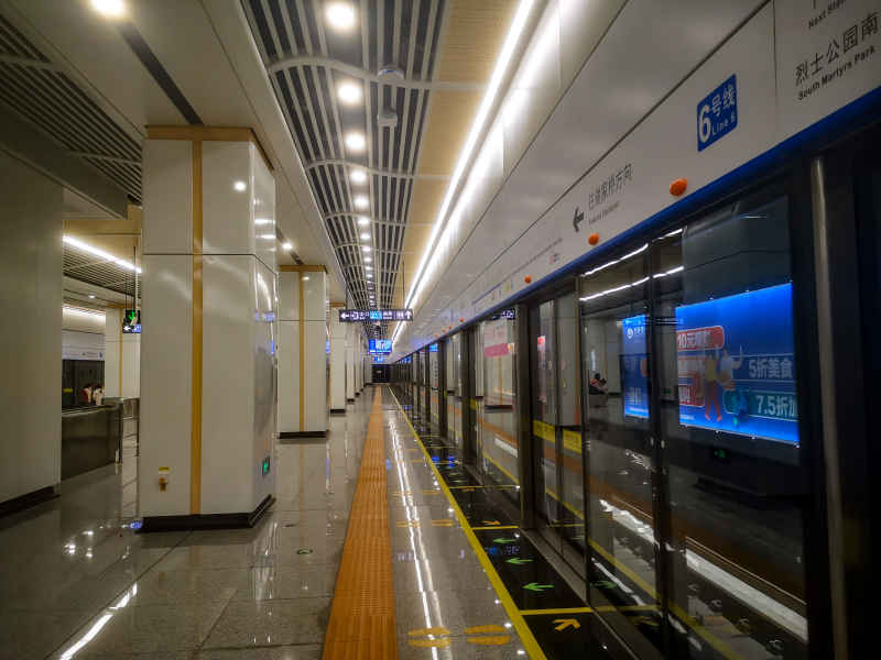 地铁站交通电梯扶梯摄影图 