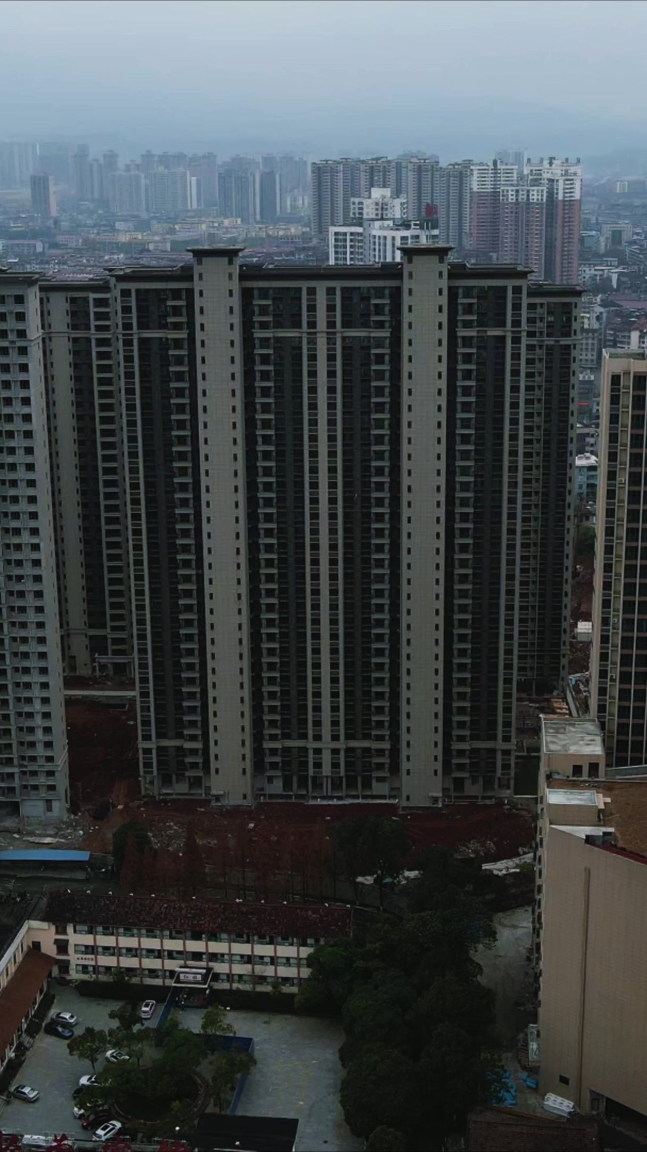 城市房地产施工工地现场竖屏航拍  