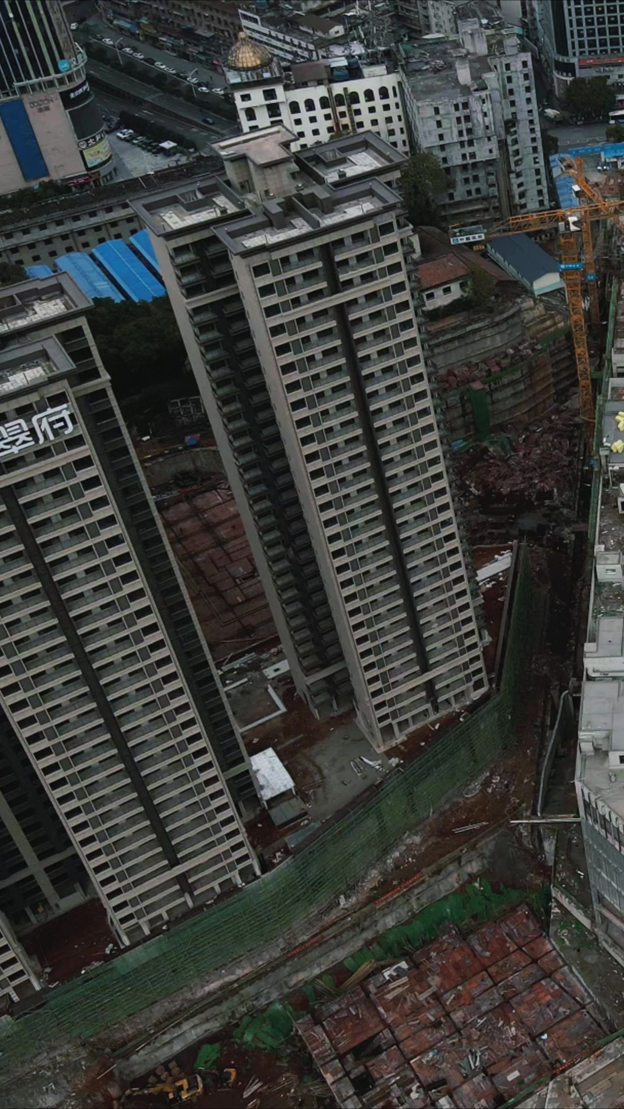 城市房地产施工工地现场竖屏航拍  