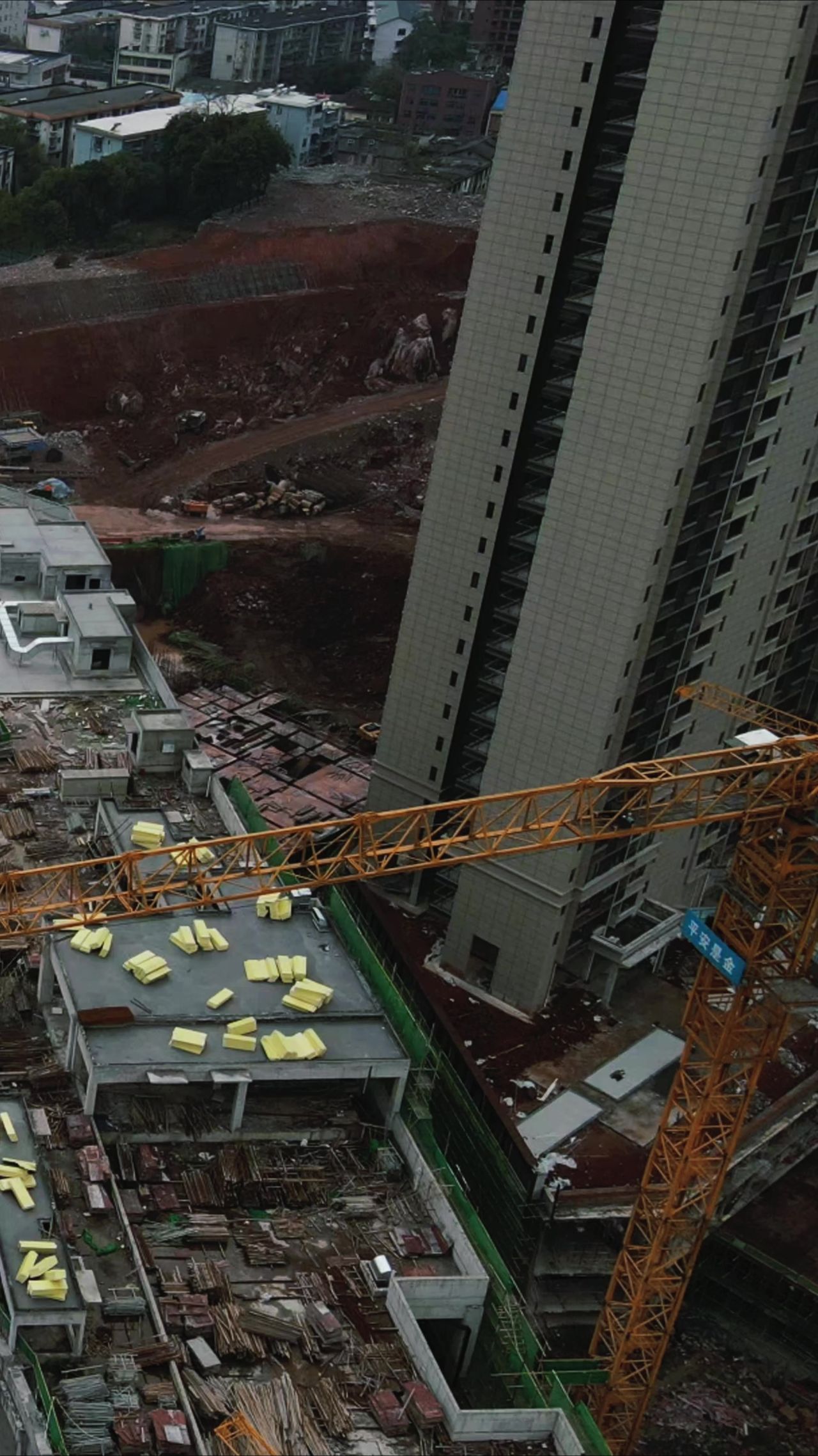 城市房地产施工工地现场竖屏航拍  