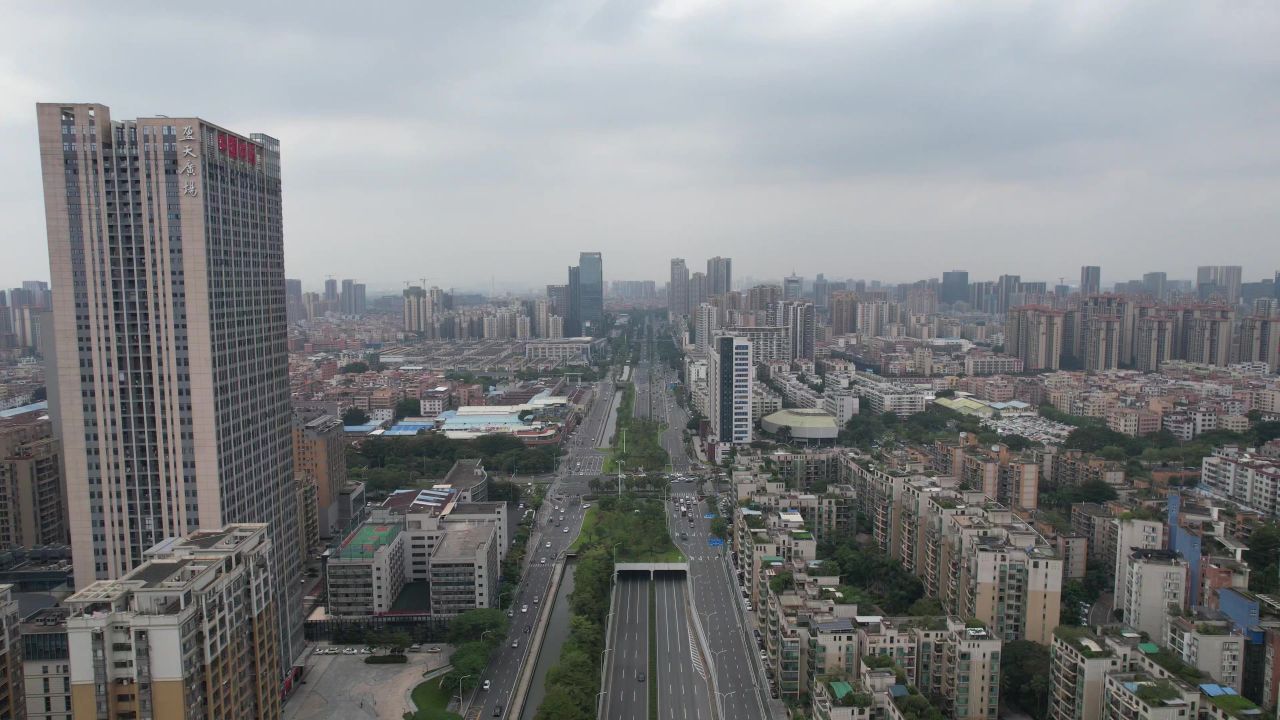 广东佛山城市大道交通车辆行驶航拍 