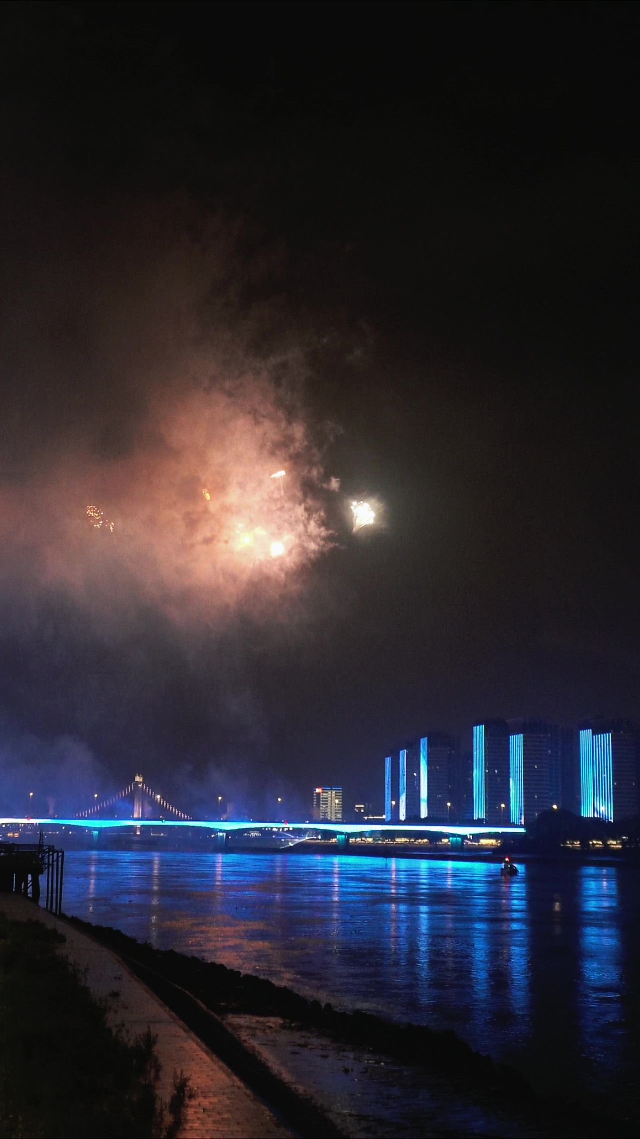 城市夜景烟花竖屏实拍