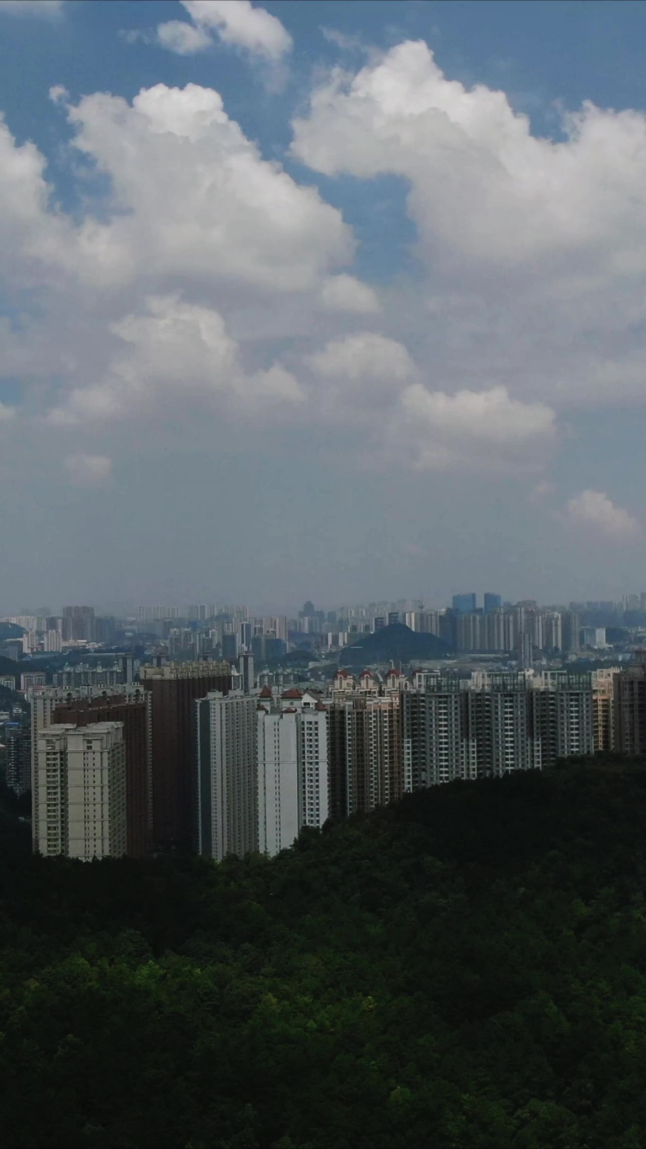 贵阳城市蓝天白云天际线竖屏航拍
