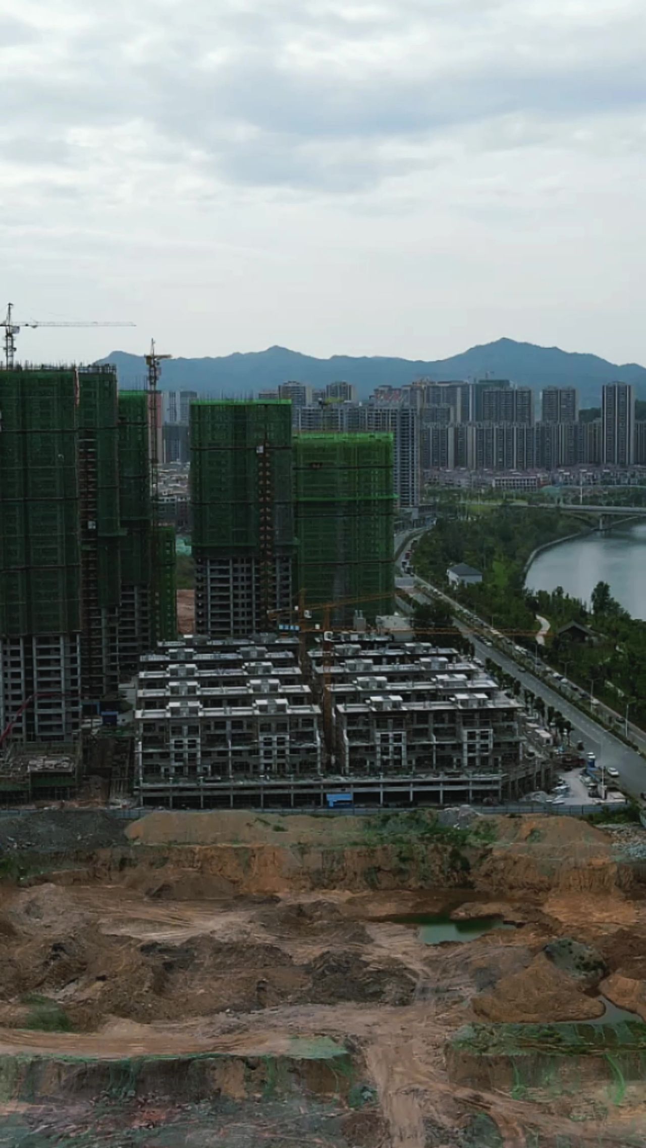 航拍城市房地产施工现场竖屏