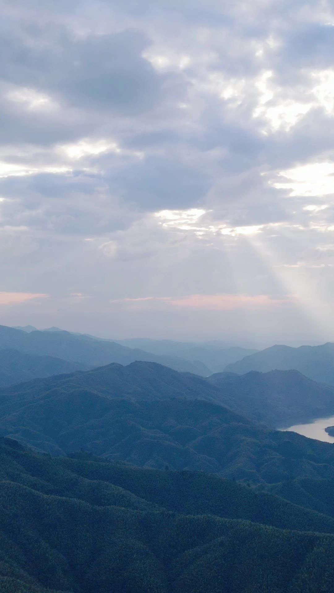  航拍大自然连绵起伏山川竖屏