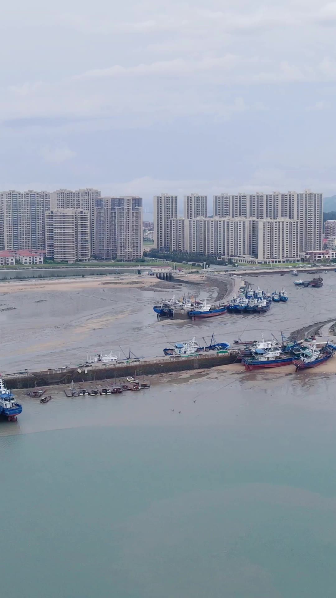 航拍海边游船码头