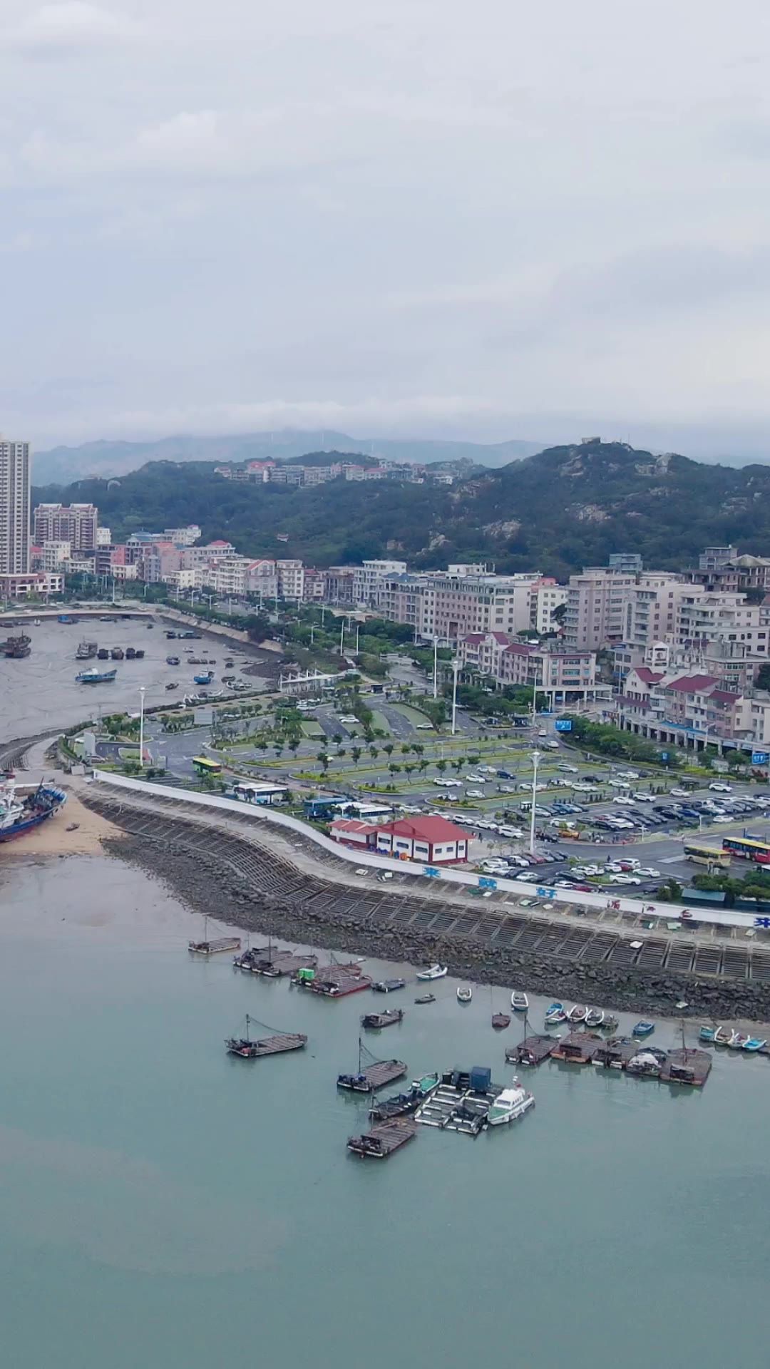 航拍海边游船码头