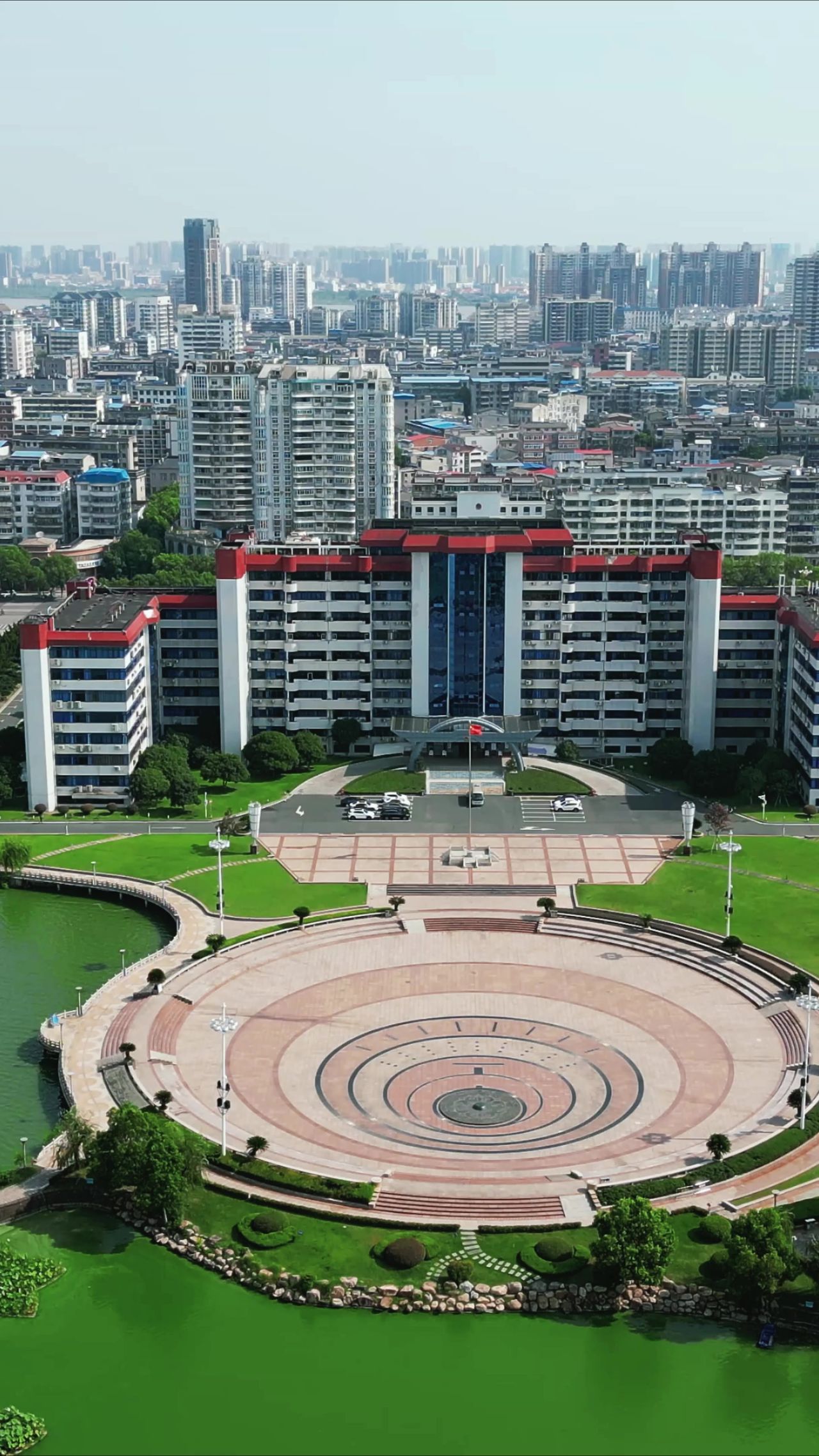 航拍湖北鄂州市政府办公楼
