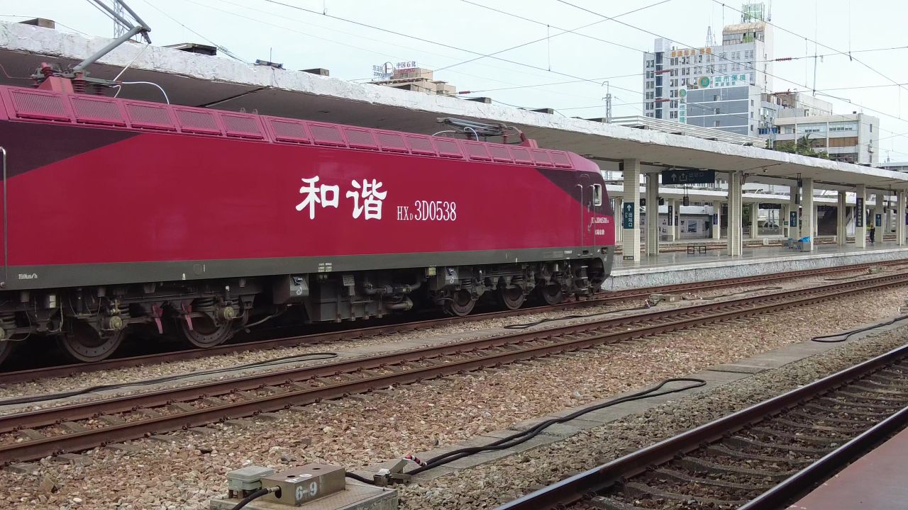 火车轨道交通行驶的火车实拍  