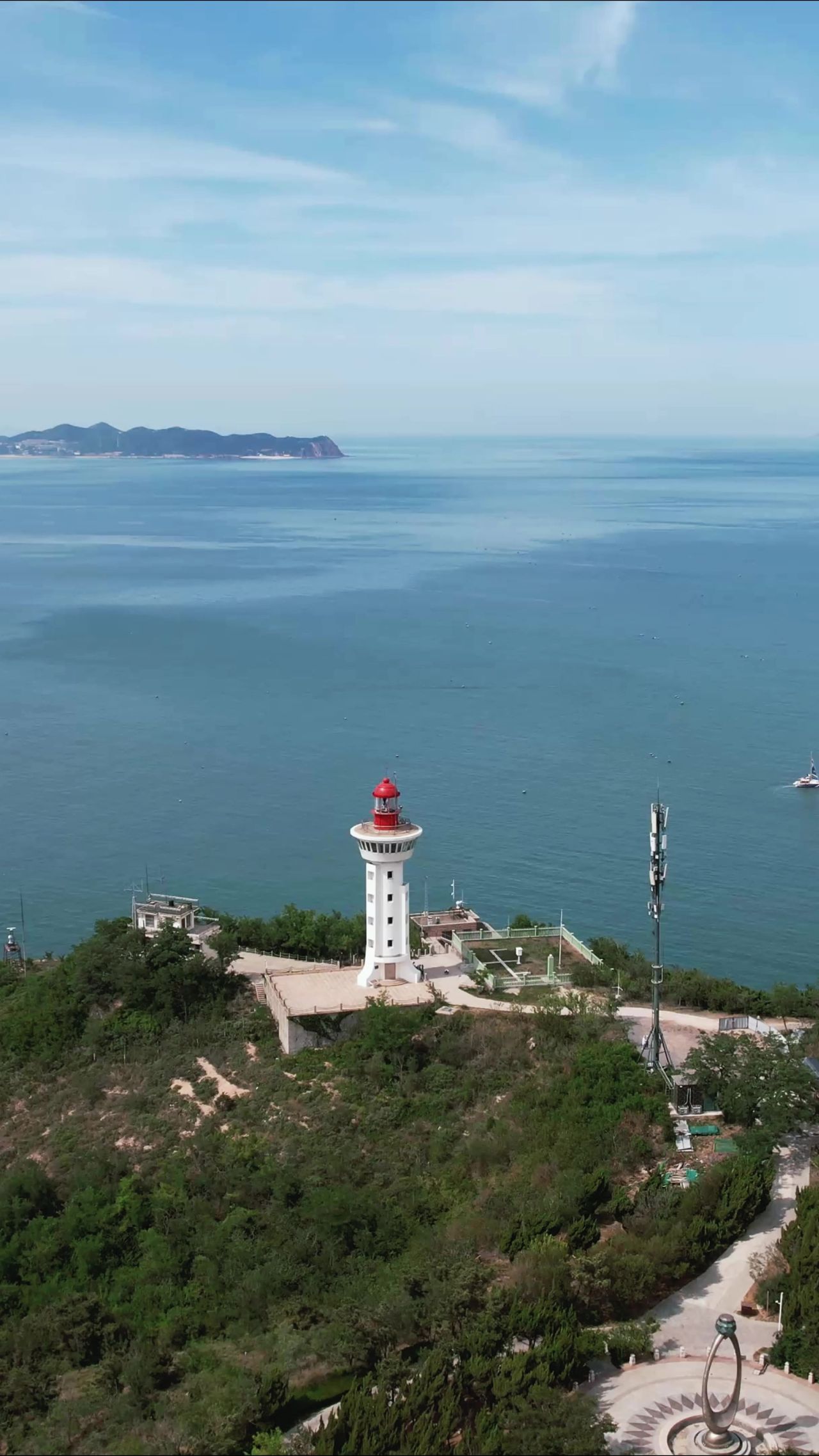 海边灯塔竖屏航拍  