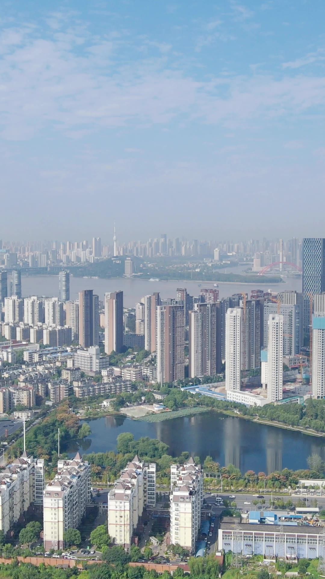 城市航拍湖北武汉城市交通竖屏 