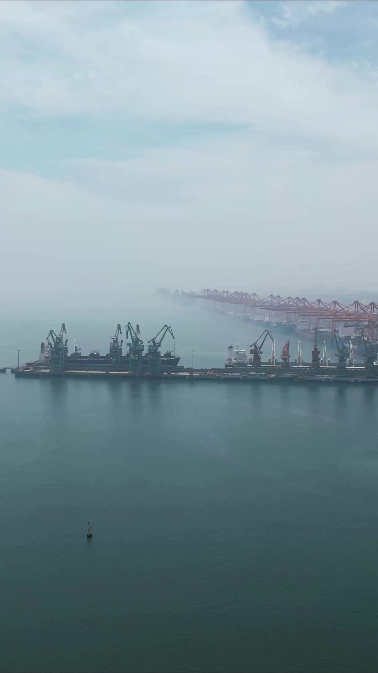  港口码头集装箱竖屏航拍 
