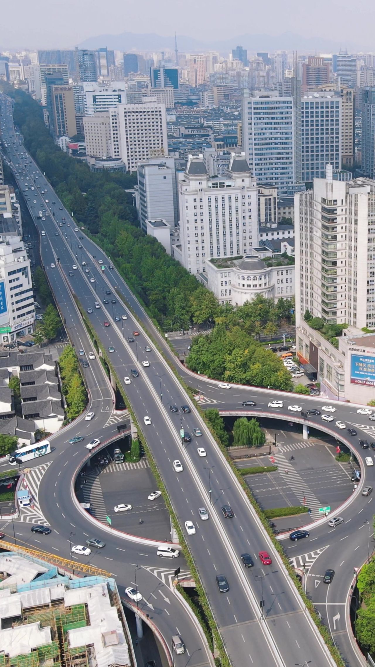 城市圆形交通转盘交通竖屏航拍