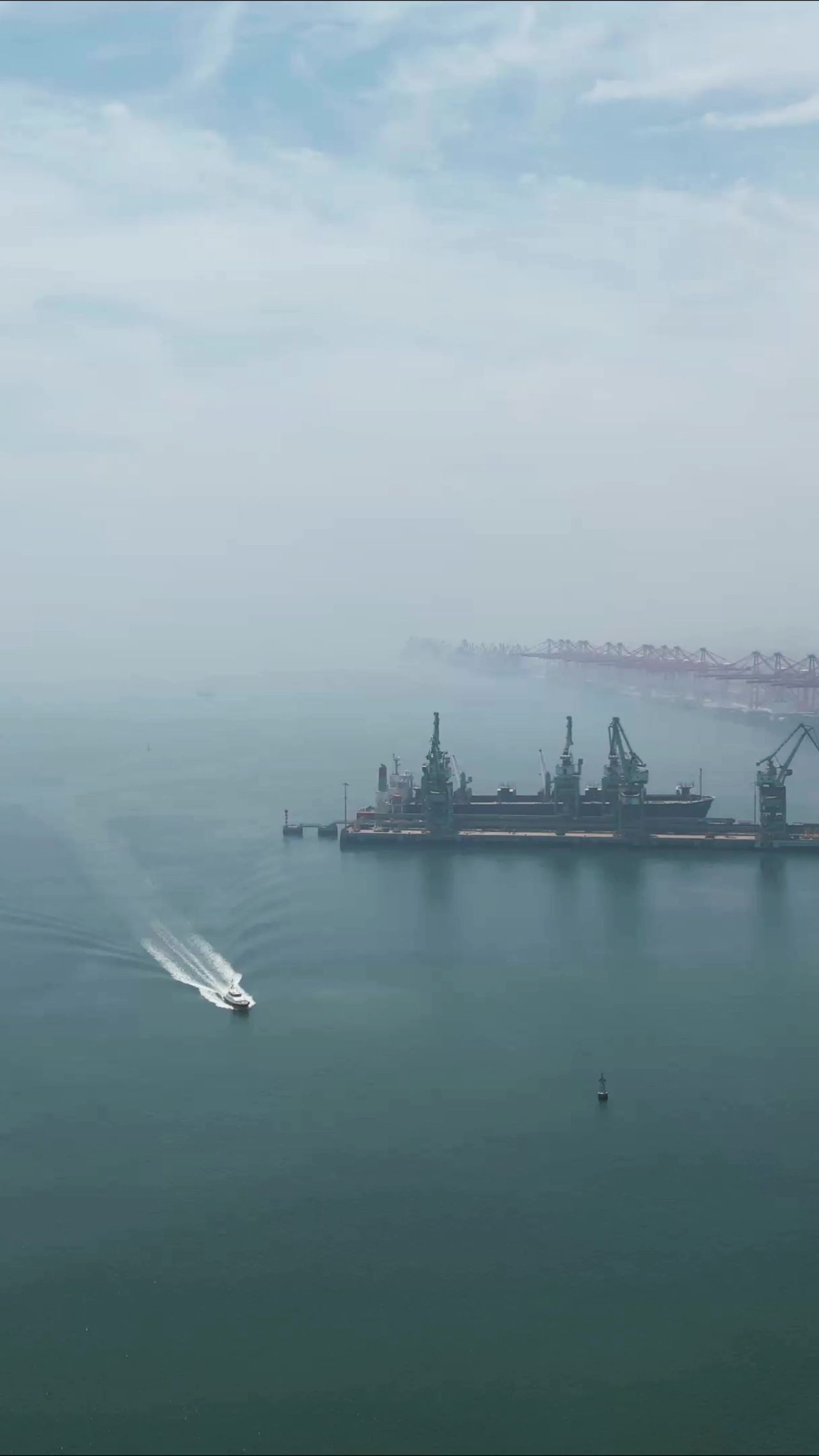  大海海洋集装箱竖屏航拍