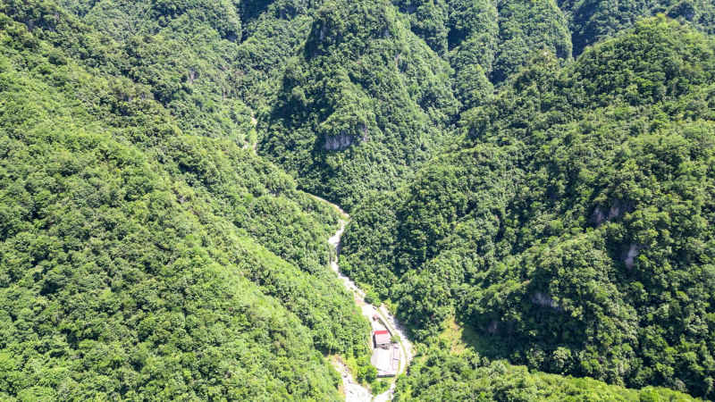 航拍大山山谷蜿蜒公里  
