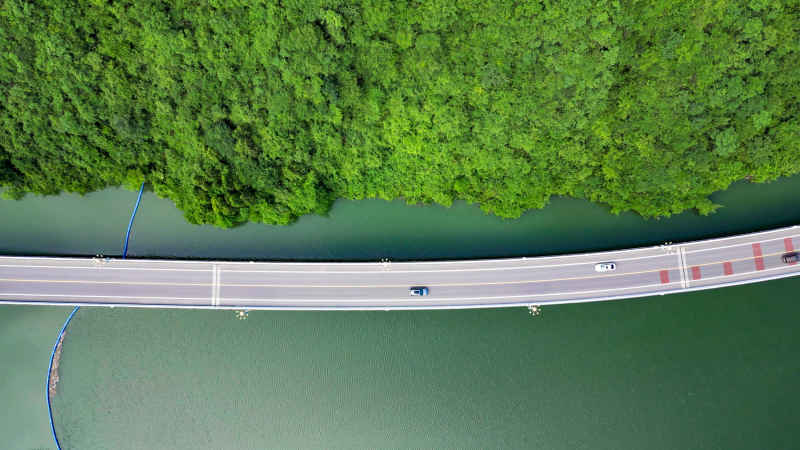 航拍水上最美公路湖北新山