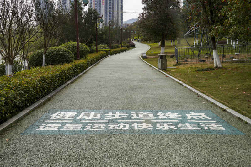 城市沿河风光带摄影图