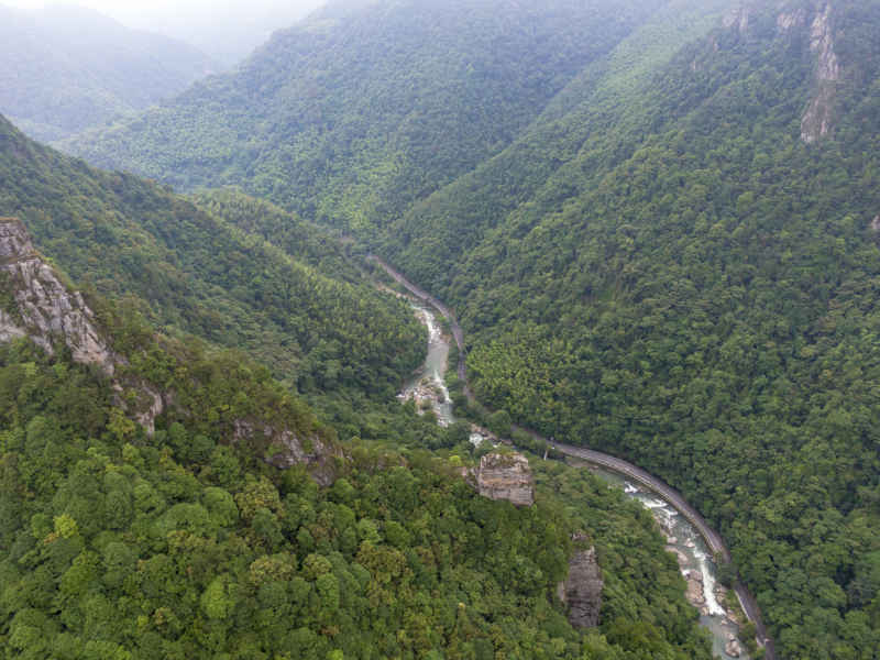 俯拍山谷溪流公路自然风景