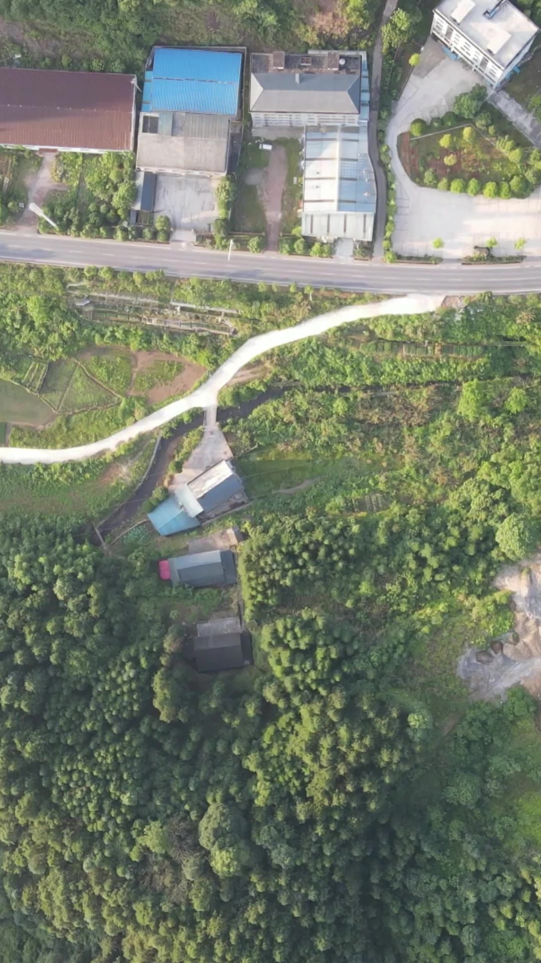 大山山谷公路交通竖屏航拍
