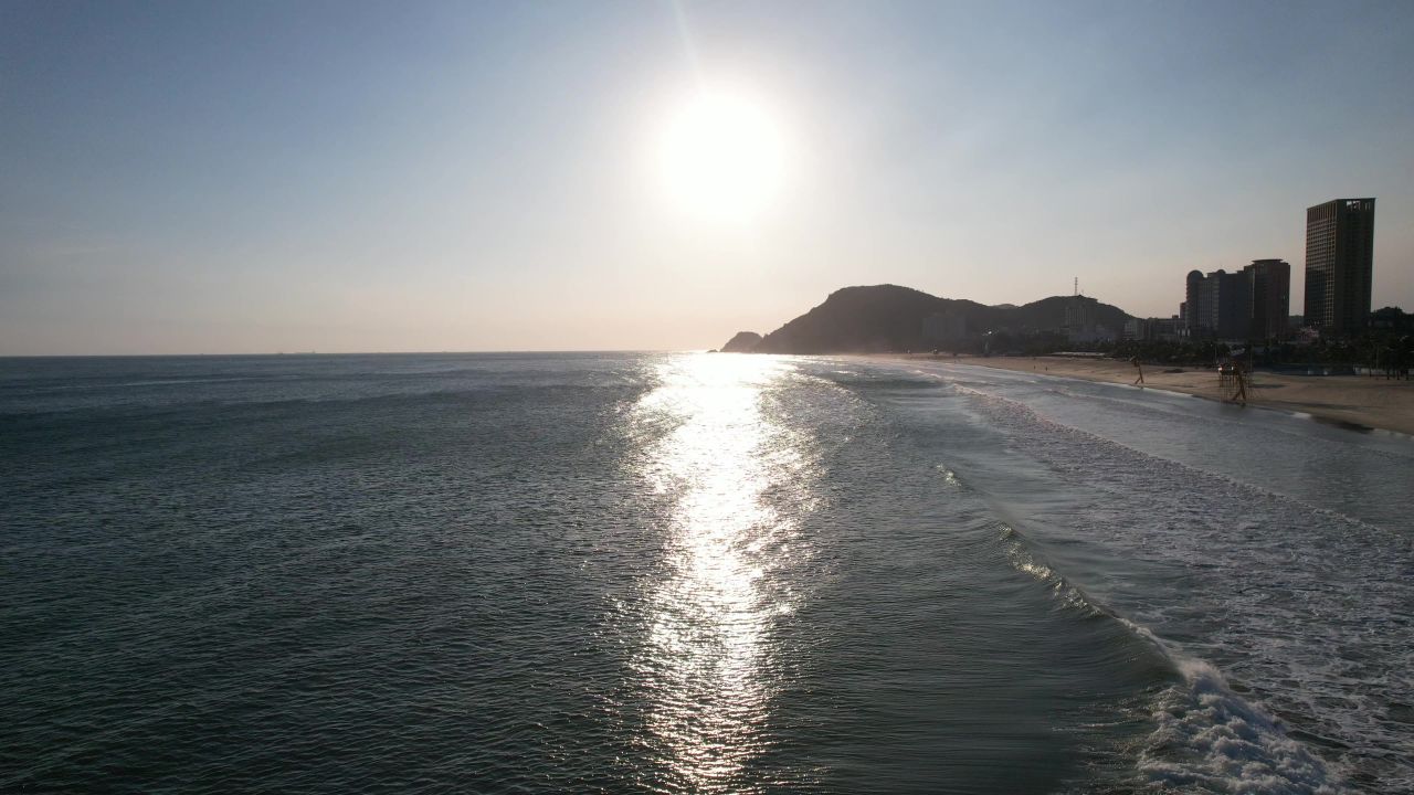 大海海浪沙滩风景航拍 