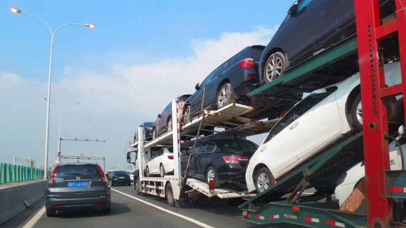 公路上行驶的轿运车