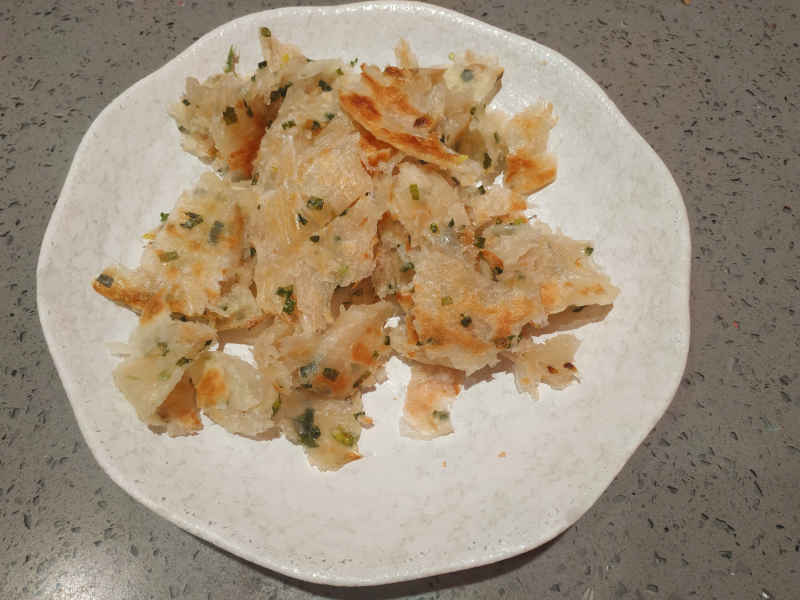 手撕葱花饼一碟