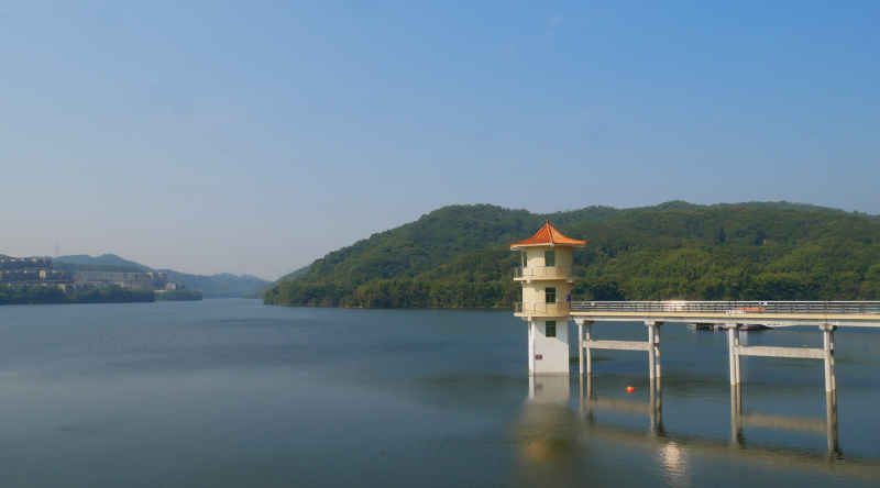 晴天的水库风景