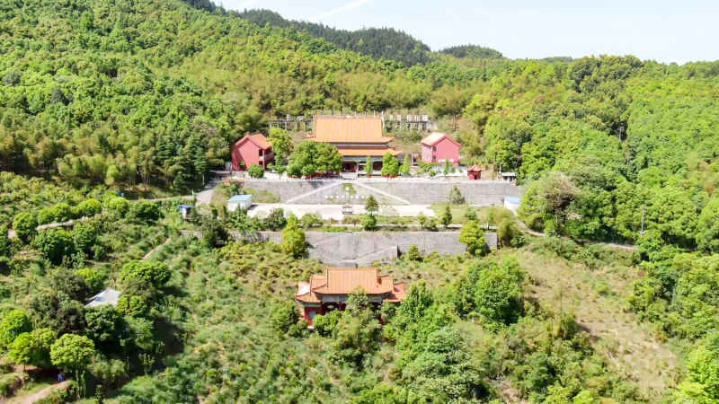 大山中的古寺庙航拍图 
