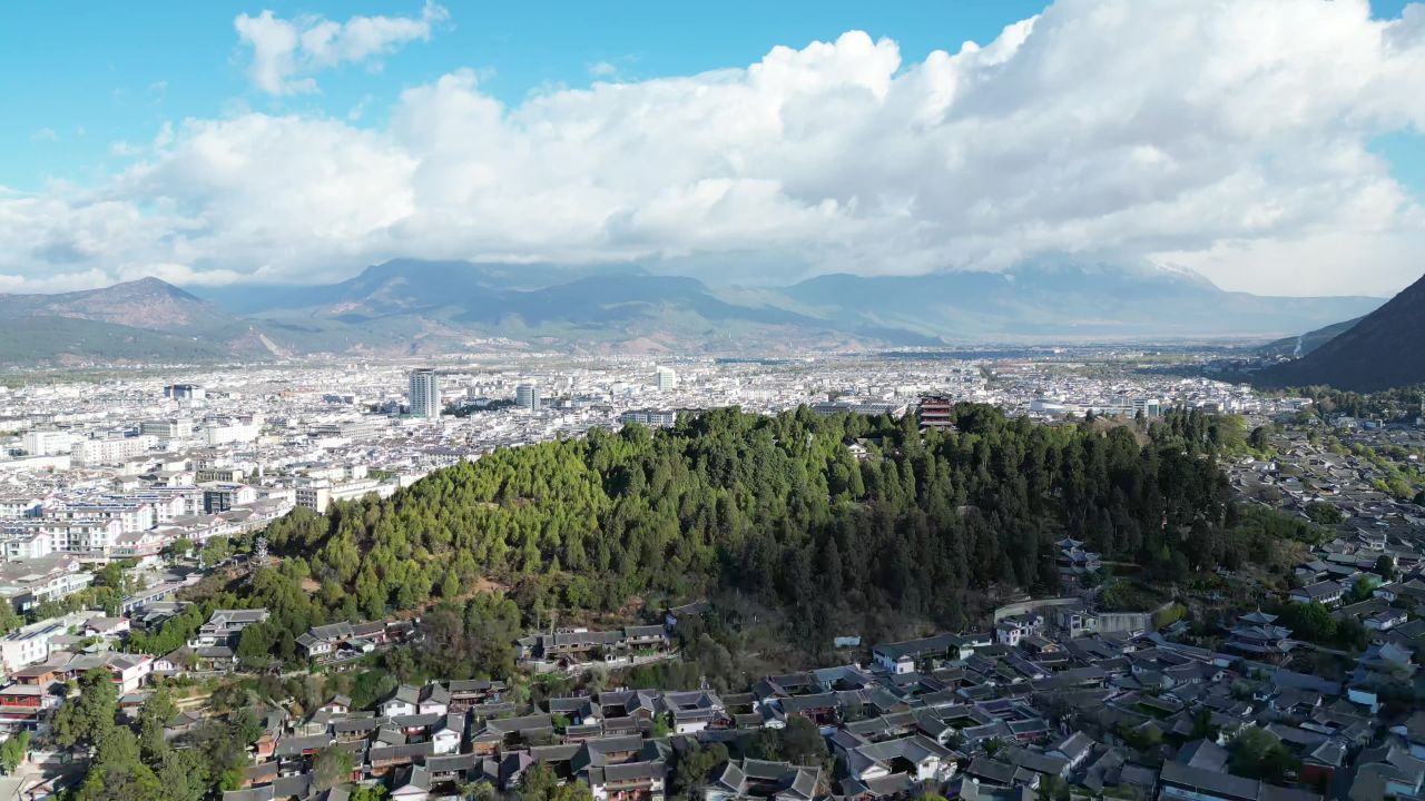 航拍云南丽江古城狮子山景区