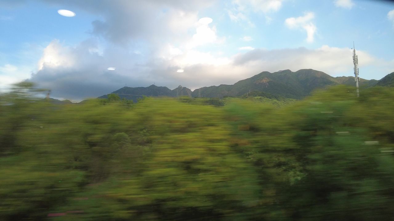 旅途风光蓝天白云高铁窗外实拍  