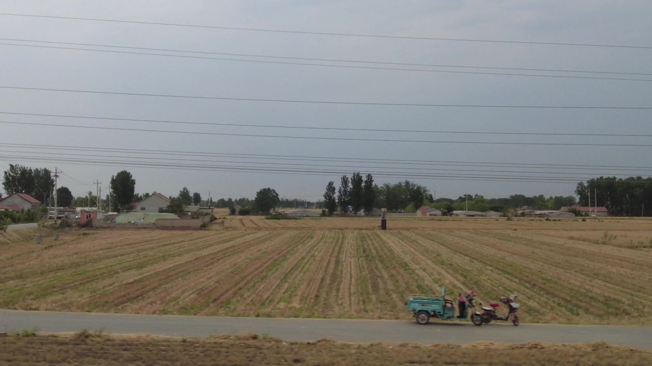 旅途风光蓝天白云高铁窗外实拍  