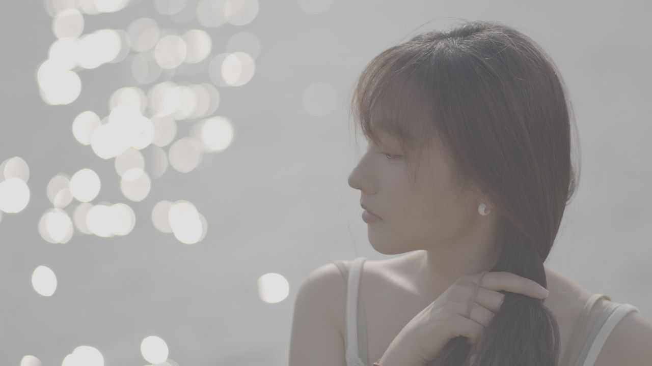 【4K Slog3原片素材】 美女湖边整理头发