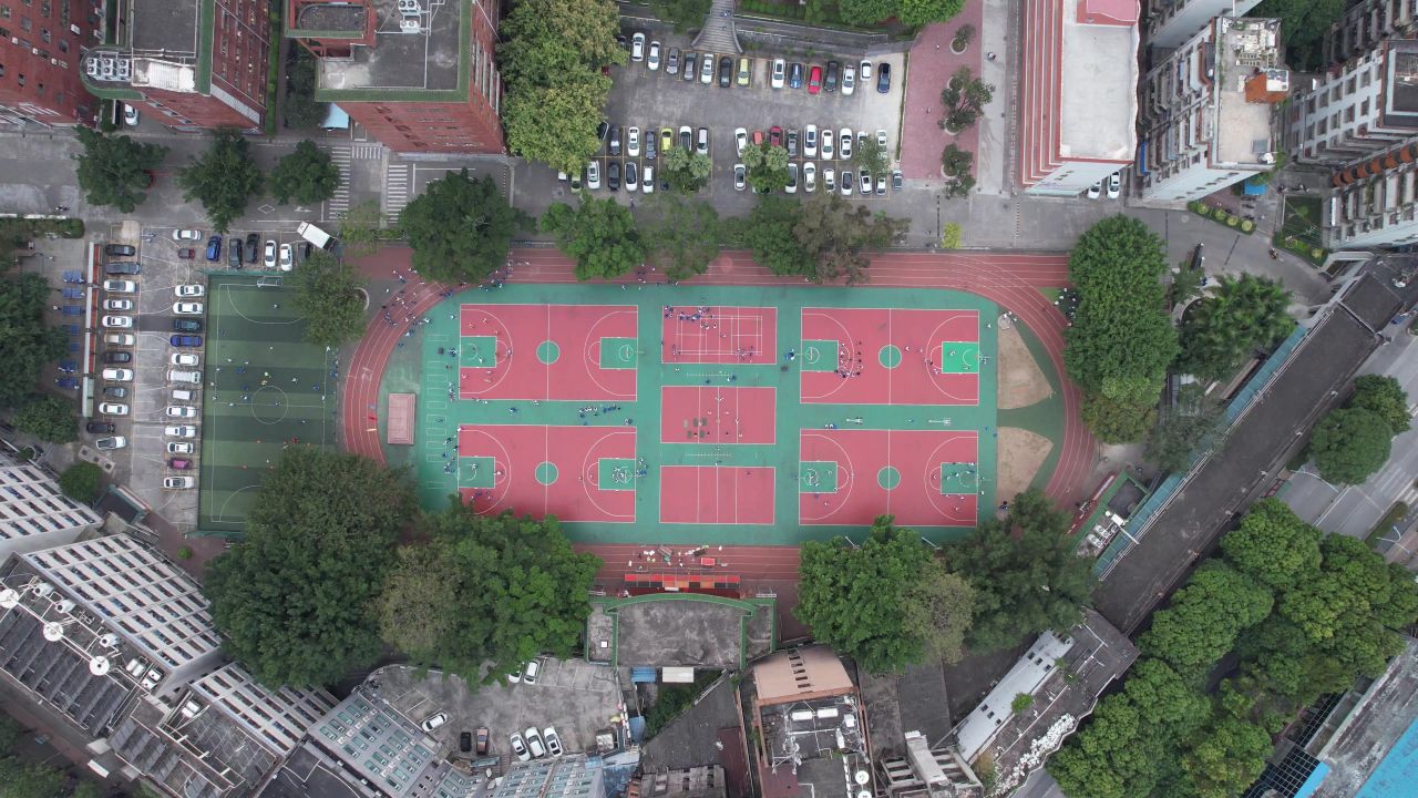 校园运动场体育锻炼打篮球俯拍